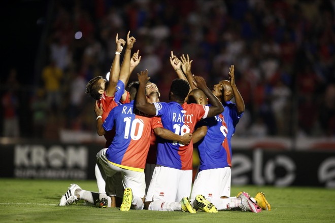 Era noite de penalidades máximas na Vila Capanema. O Paraná teve a terceira oportunidade de vencer o goleiro Jerfesson da maraca da cal. Lúcio Flávio desta vez não bateu, mas não por escolha própria. Ele se apresentou para a missão, mas acabou tendo de abrir espaço para o volante Jean tentar a sorte. O camisa 5 errou também, mas aproveitou pelo menos o rebote e decretou o 2 a 0 sobre o Estanciano. | Albari Rosa/Gazeta do Povo