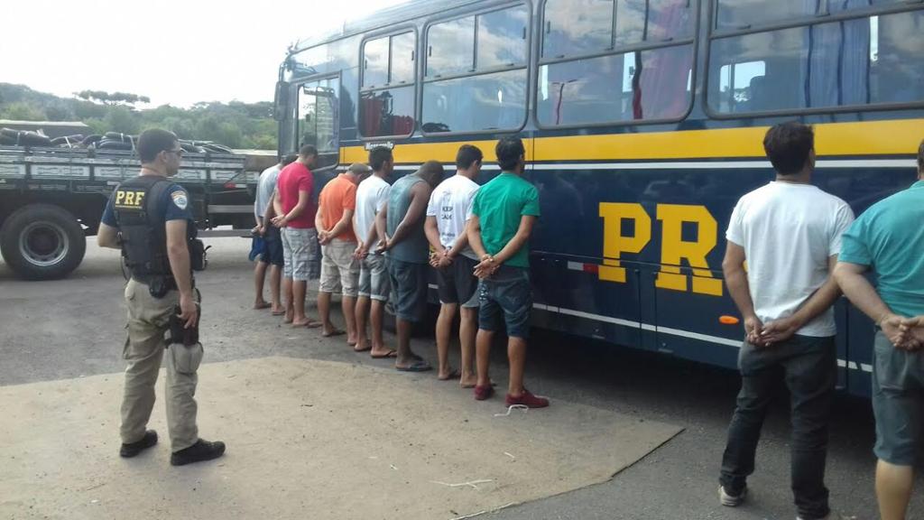 Foi necessário deslocar um ônibus para atender a ocorrência | Polícia Rodoviária Federal