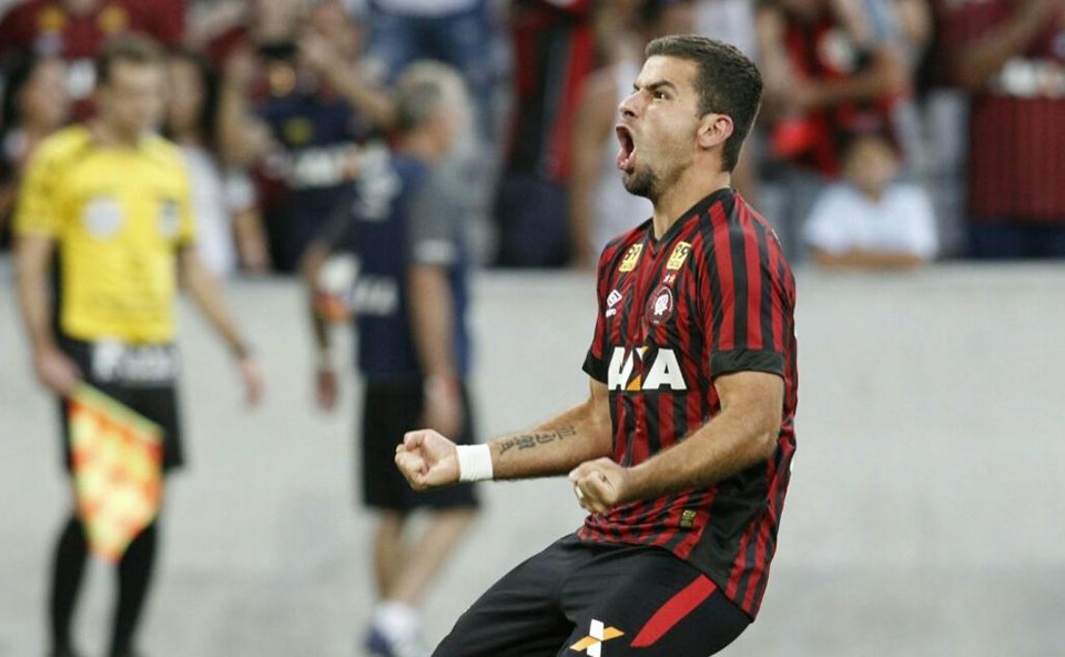 André Lima entrou no segundo tempo e marcou o gol da vitória do Atlético. | Daniel Castellano/Gazeta do Povo