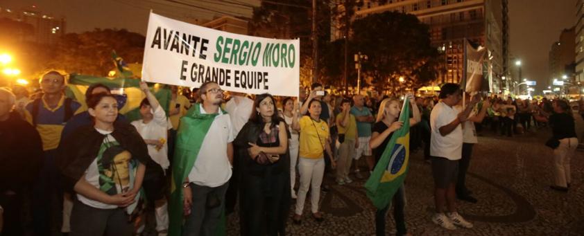 Pessoas acompanhavam o ato do lado de fora da sede da UFPR na Praça Santos Andrade. | Pedro Serapio/Gazeta do Povo