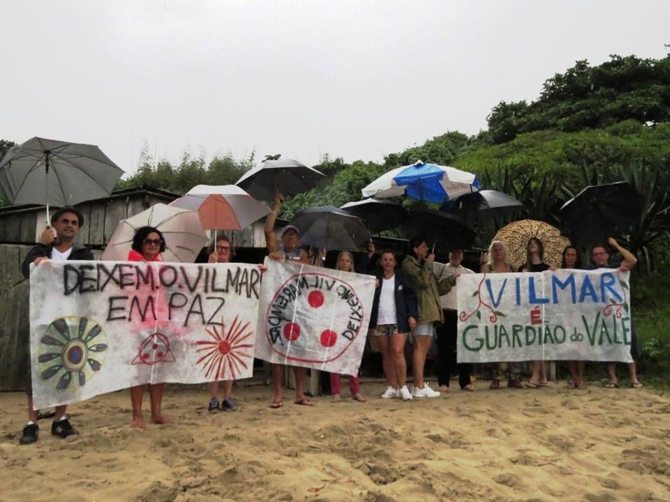 Moradores de Pinheira (SC) durante protesto que pede a permanência do morador da caverna | Reprodução/Facebook