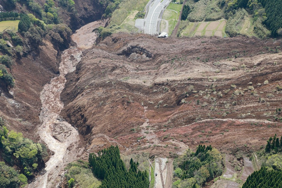 Terremoto causou deslizamentos em Kumamoto, no sul do Japão | STR/AFP