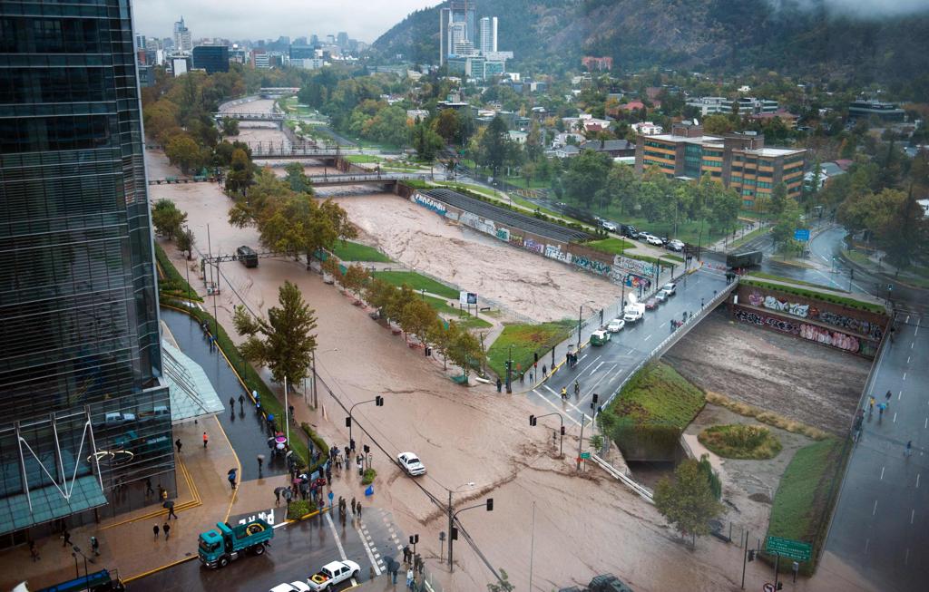 Santiago, no Chile, foi castigada por fortes chuvas neste fim de semana: com inundações, não há água potável na capital | VLADIMIR RODAS/AFP