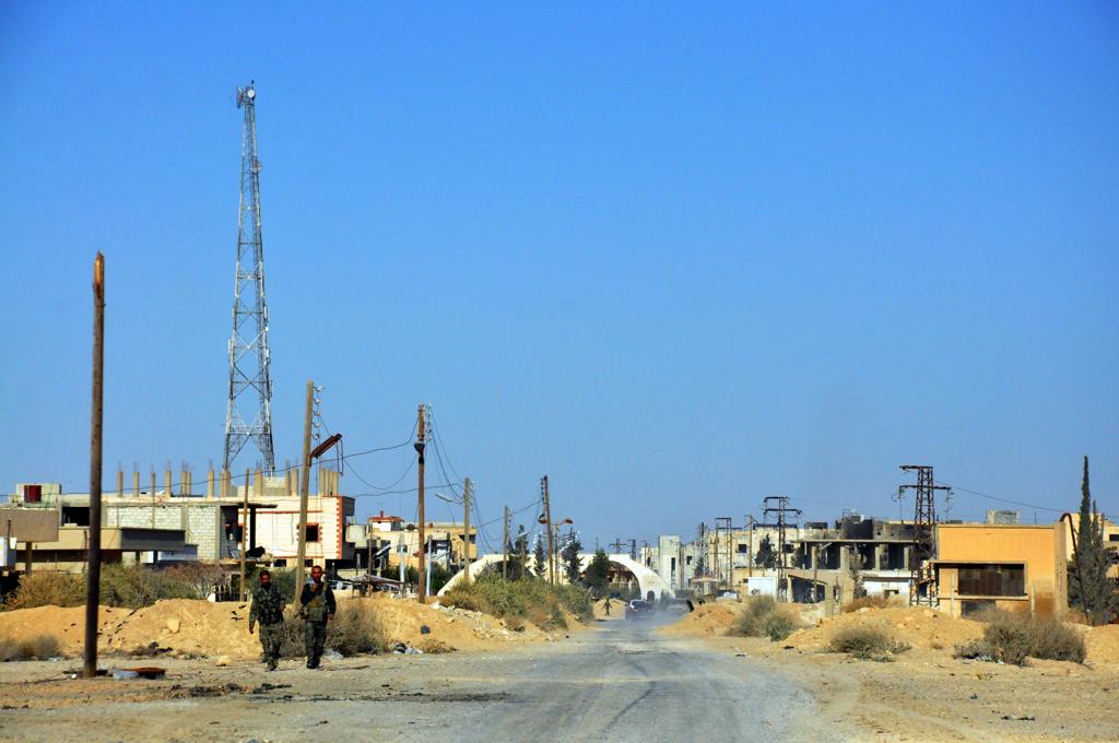 Soldados sírios patrulham a cidade de al-Qaryatayn. | STRINGER/AFP