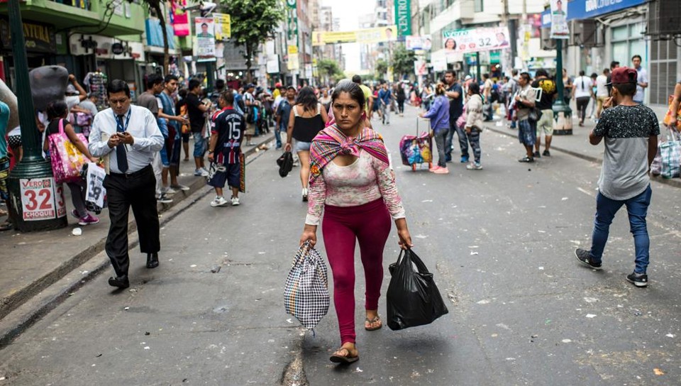 Distrito comercial na capital Lima: Peru segue uma economia essencialmente primária, em cima da produção e exportação de minérios | MARTIN BERNETTI/AFP