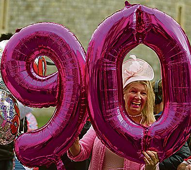 Festa popular para a rainha Elizabeth, no dia de ontem (21), na passagem dos 90 anos da soberana. | Justin Tallis/AFP