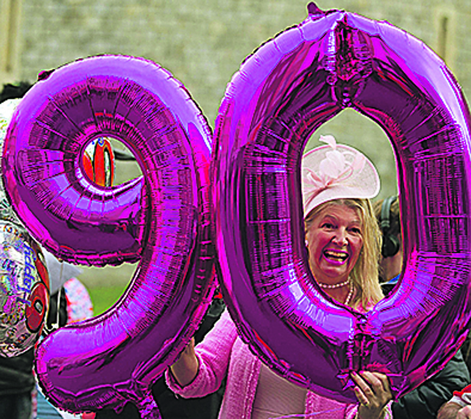 Festa popular para a rainha Elizabeth, no dia de ontem (21), na passagem dos  90 anos da soberana. | Justin Tallis/AFP