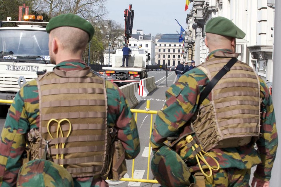 Soldados de patrulha  em  frente ao edifício do Parlamento Federal, em Bruxelas | NICOLAS MAETERLINCK/AFP