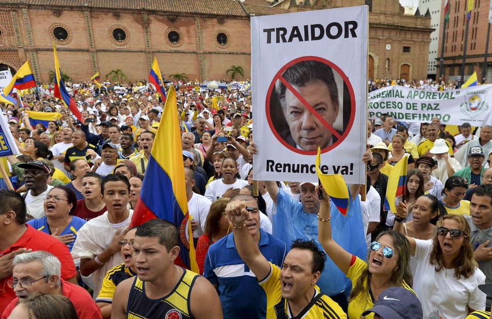 Presidente da Colômbia submeterá a plebiscito acordo de paz com as Farc. Recentemente, no início de abril, a população saiu às ruas pedindo “basta”. | LUIS ROBAYO/AFP