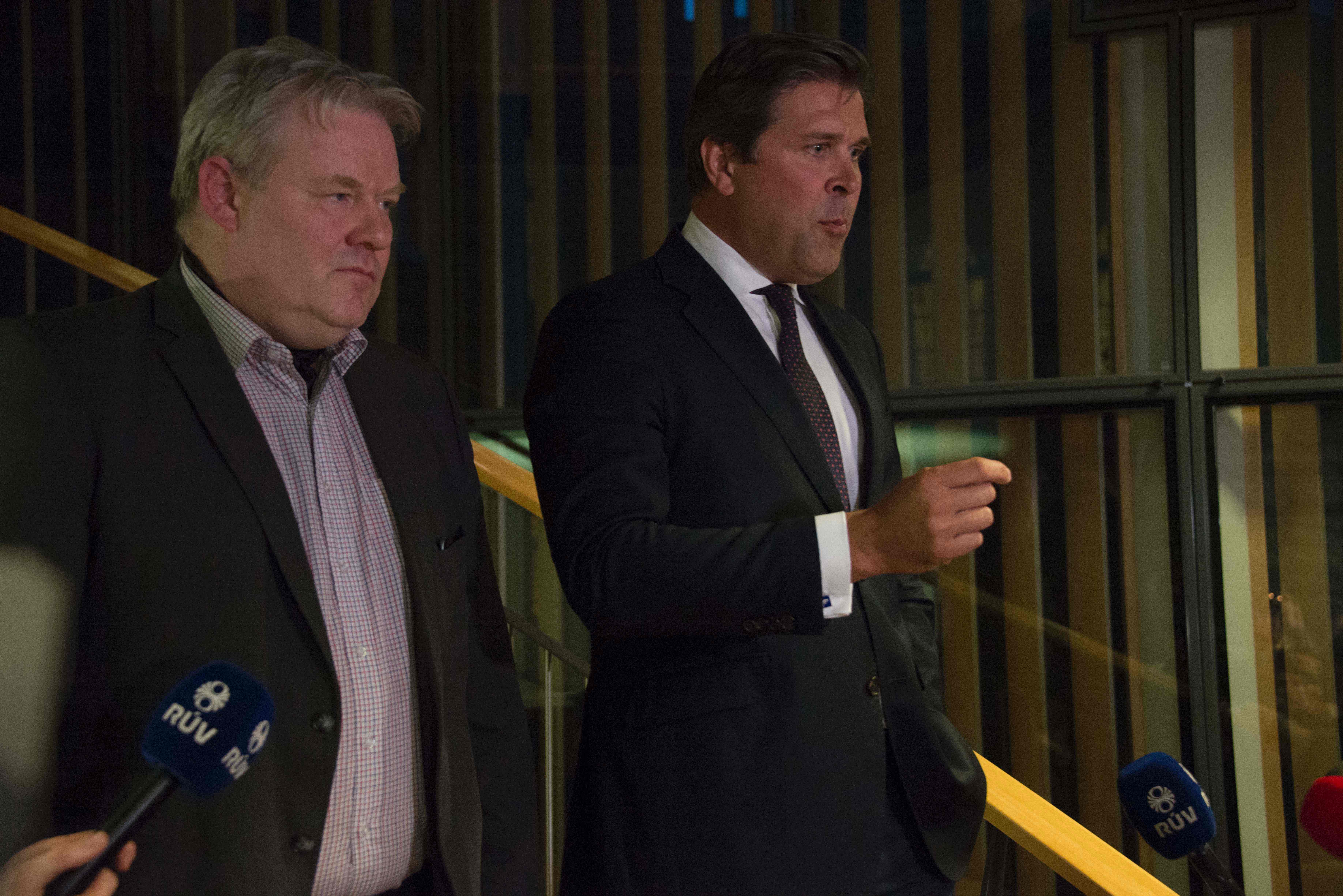 À esquerda, Sigurdur Ingi Johannsonn, novo chefe de governo da Islândia | Halldor Kolbeins
AFP