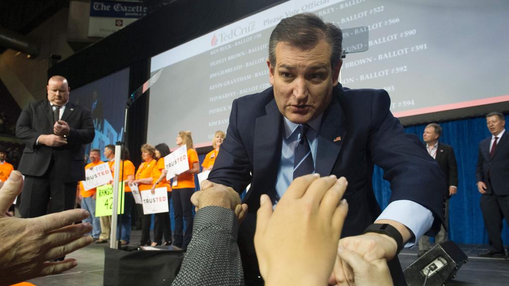 Senador Ted Cruz cumprimenta eleitores em comício nos EUA. | JASON CONNOLLY/AFP