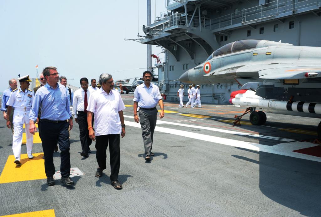 Secretário americano de Defesa, Ashton Carter, caminha em base naval indiana | Ministry of Defence/AFP