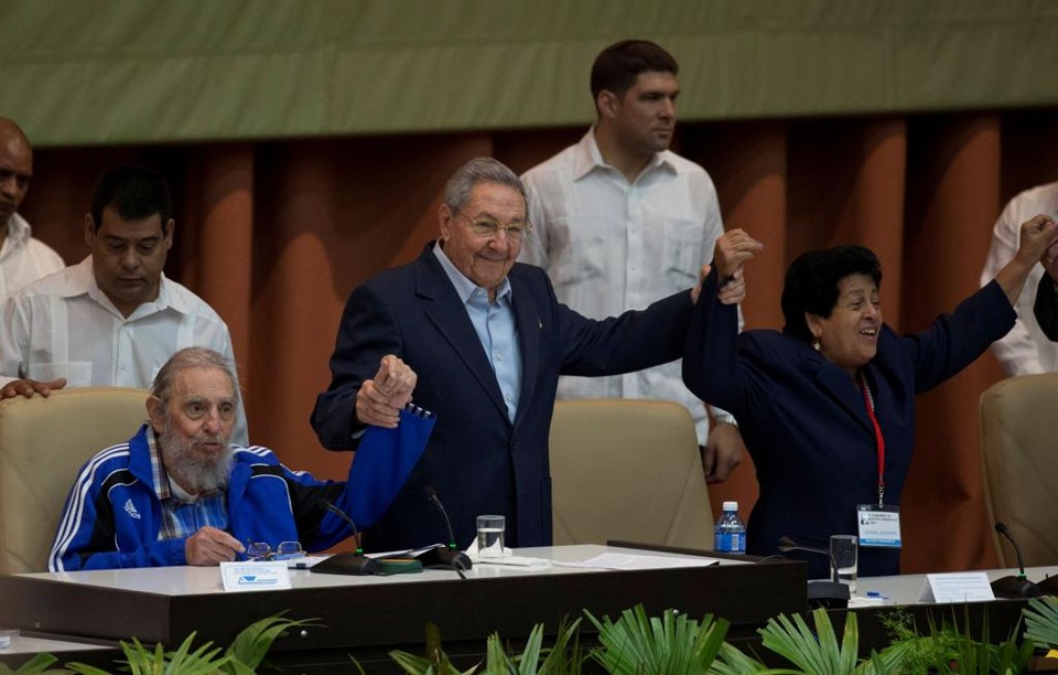 Raúl Castro ao lado de Fidel | Ismael Francisco/AFP