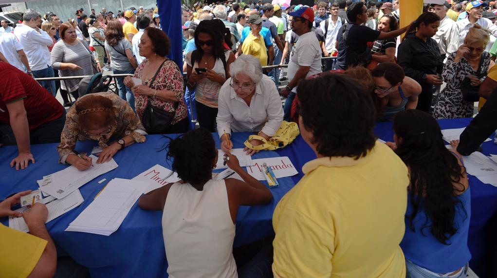 Coleta de assinaturas na Venezuela | Juan Barreto/AFP