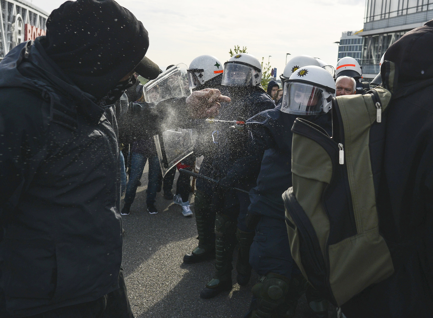 A policia alemã deteve cerca de 400 manifestantes na manhã deste sábado | PHILIPP GUELLAND/AFP