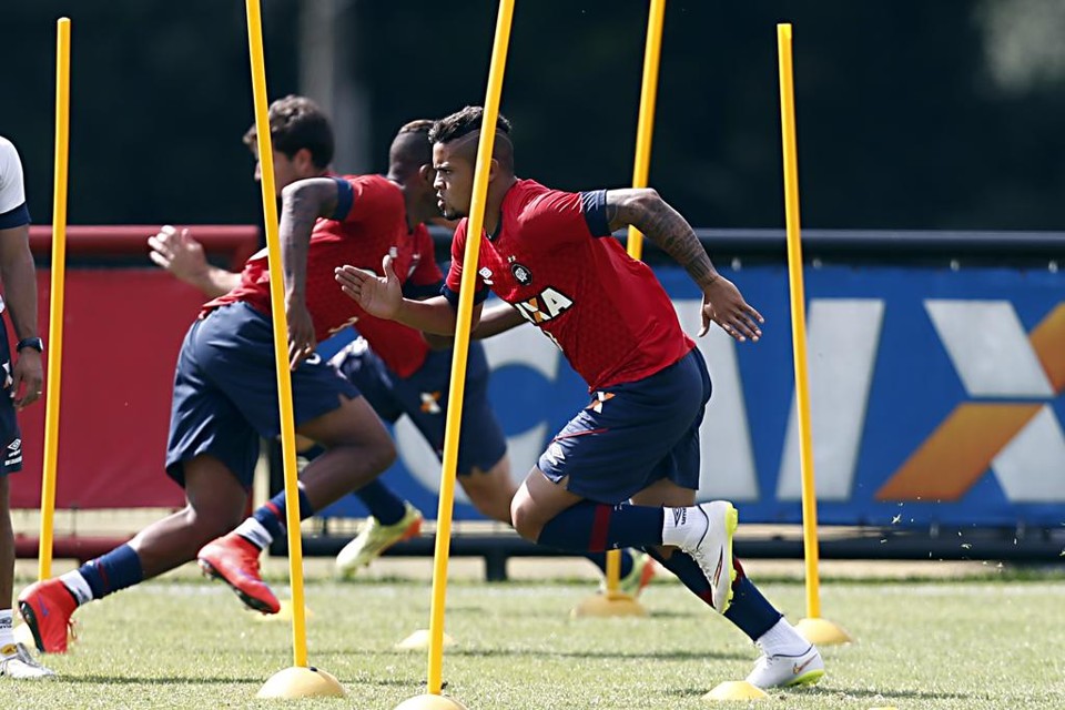 Roberto foi o lateral-esquerdo mais utilizado em 2016, mas agora está treinando separado do grupo principal. | Albari Rosa/Gazeta do Povo