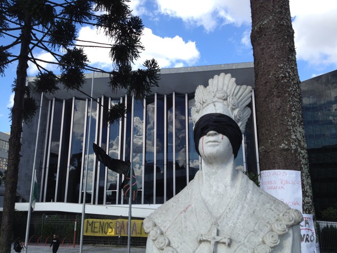 Mesmo sem protestos à tarde, intervenções ainda relembravam os episódios de violência no Centro Cívico nesta semana | Amanda Audi/Gazeta do Povo