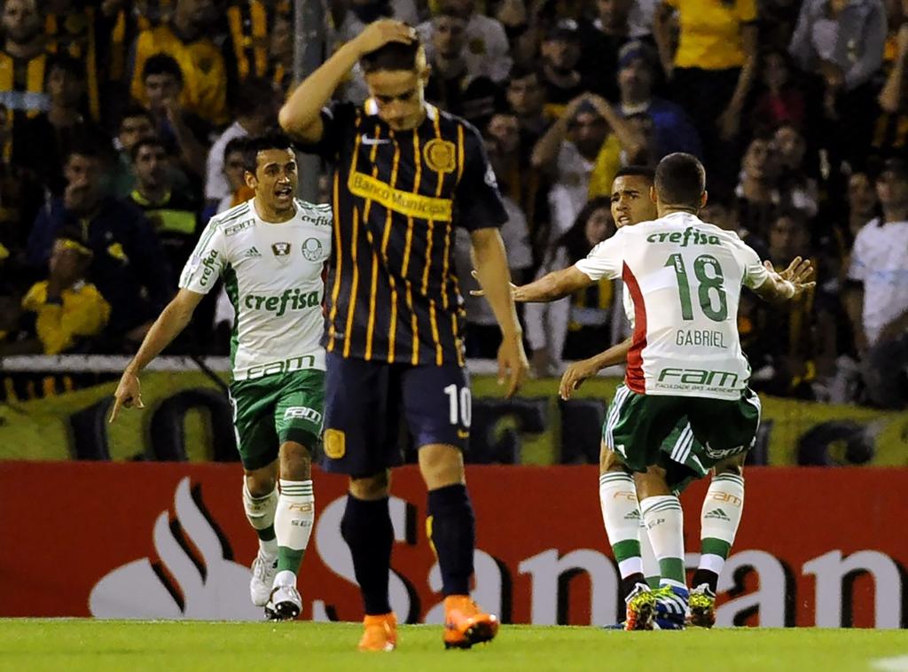 Gabriel Jesus fez dois gols para o Palmeiras em Rosario, mas acabou expulso após confusão generalizada. | AFP
