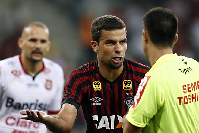 Atacante André Lima discute com a arbitragem no jogo com o time gaúcho. | Albari Rosa/Gazeta do Povo