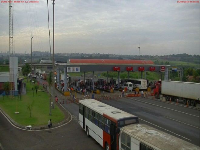 Nos arredores de Jacarezinho, no norte do Paraná, movimento anti-impeachment bloqueou o quilômetro 1 da BR-153 | Reprodução/PRF