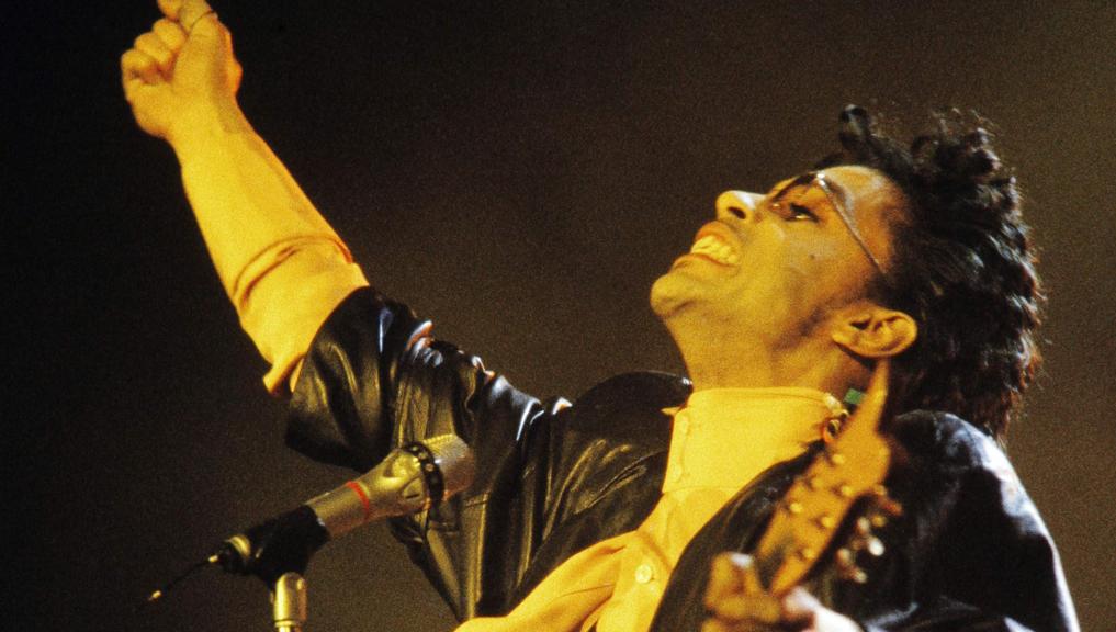 Grande dançarino e excelente guitarrista, Prince compôs sua primeira música aos sete anos de idade | Bertrand Guay/AFP