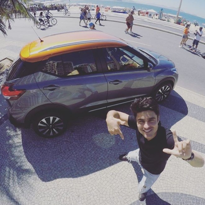 O ator Guilherme Leicam durante a gravação publicitária do modelo na Barra da Tijuca, no Rio. | Reprodução/ Instagram