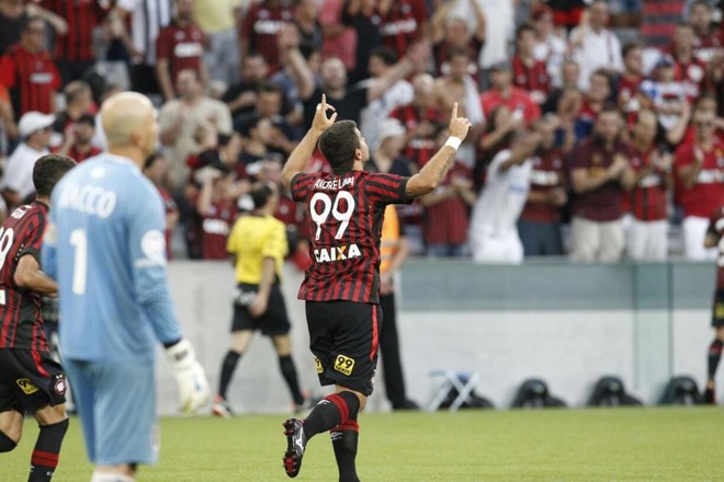 André Lima entrou na partida e marcou o segundo gol atleticano. | Daniel Castellano/Gazeta do Povo