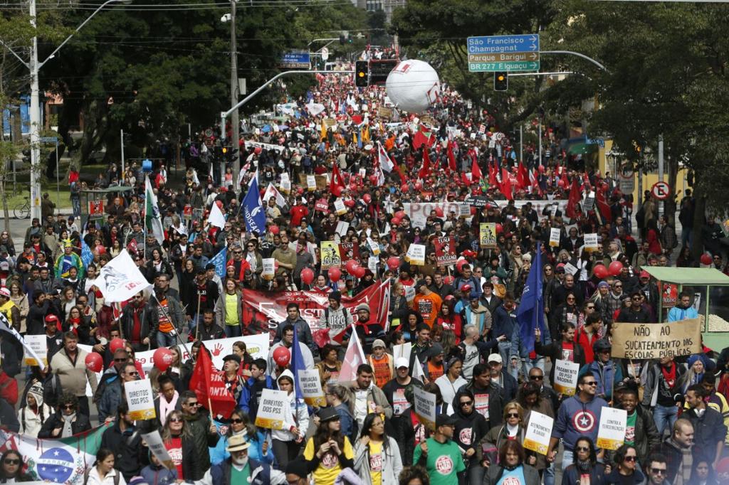Caminhada rumo ao Centro Cívico. | Henry Milleo/Gazeta do Povo