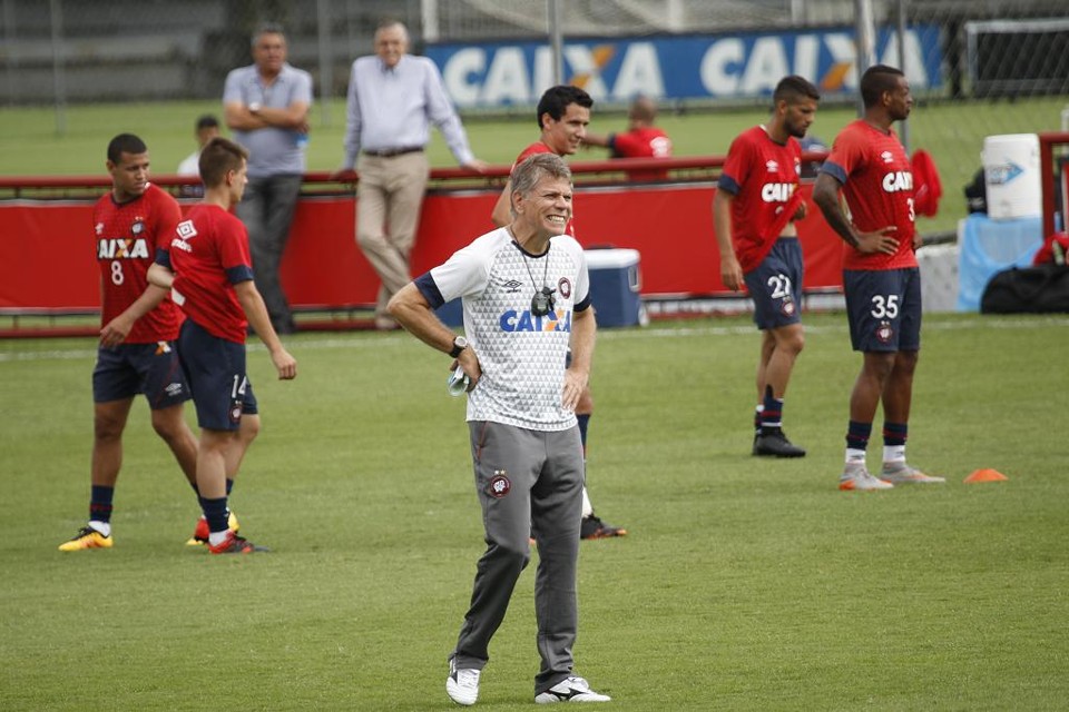 Treino do técnico Paulo Autuori é observado pelo presidente do Deliberativo, Mario Celso Petraglia. Primeira Liga pode representar segundo título nacional do Atlético. | Aniele Nascimento/Gazeta do Povo
