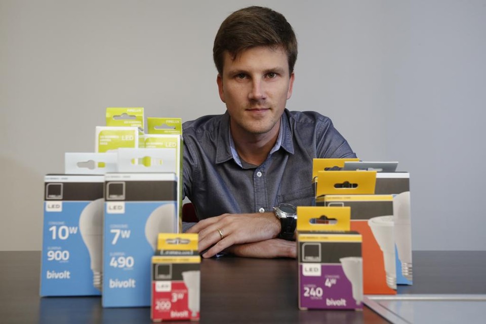 Felipe Werka, sócio da curitibana Firelux, diz que vendeu em um único dia de marketplace o volume de um mês inteiro na loja virtual própria. | Henry Milleo/Gazeta do Povo
