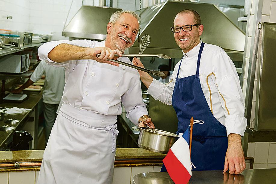 O badalado chef francês Nicolas Nobis (de azul) e Waldemar Santos Filho, chef do Business Club, onde ele comandou dois jantares exclusivos nesta semana. | Priscilla Fiedler