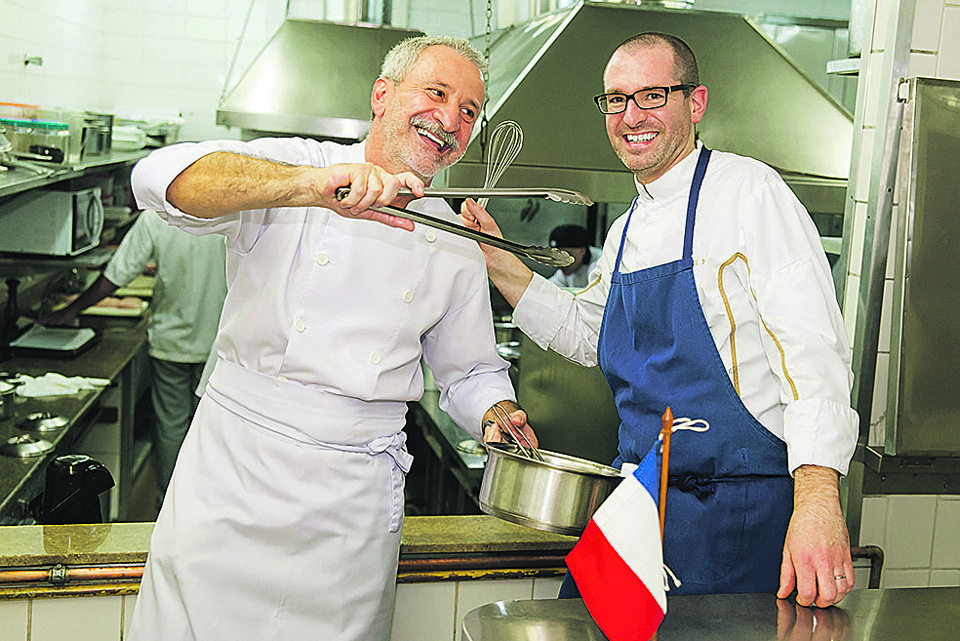 O badalado chef francês Nicolas Nobis (de azul) e Waldemar Santos Filho, chef do Business Club, onde ele comandou dois jantares exclusivos nesta semana. | Priscilla Fiedler