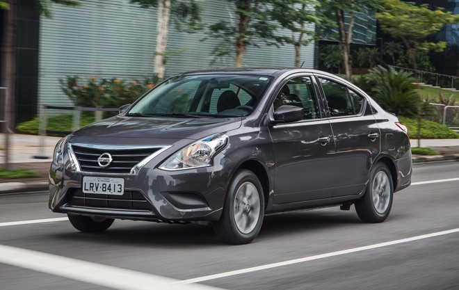NISSAN VERSA 1.0 (três cilindros). Consumo: 8,8/10,5 km/l (cidade/estrada) com etanol; 12,9/15,3 km/l (cidade/estrada) com gasolina. Potência: 77 cv (g/e). Câmbio: manual de 5 marchas. Preço: a partir de R$ 43.590. |