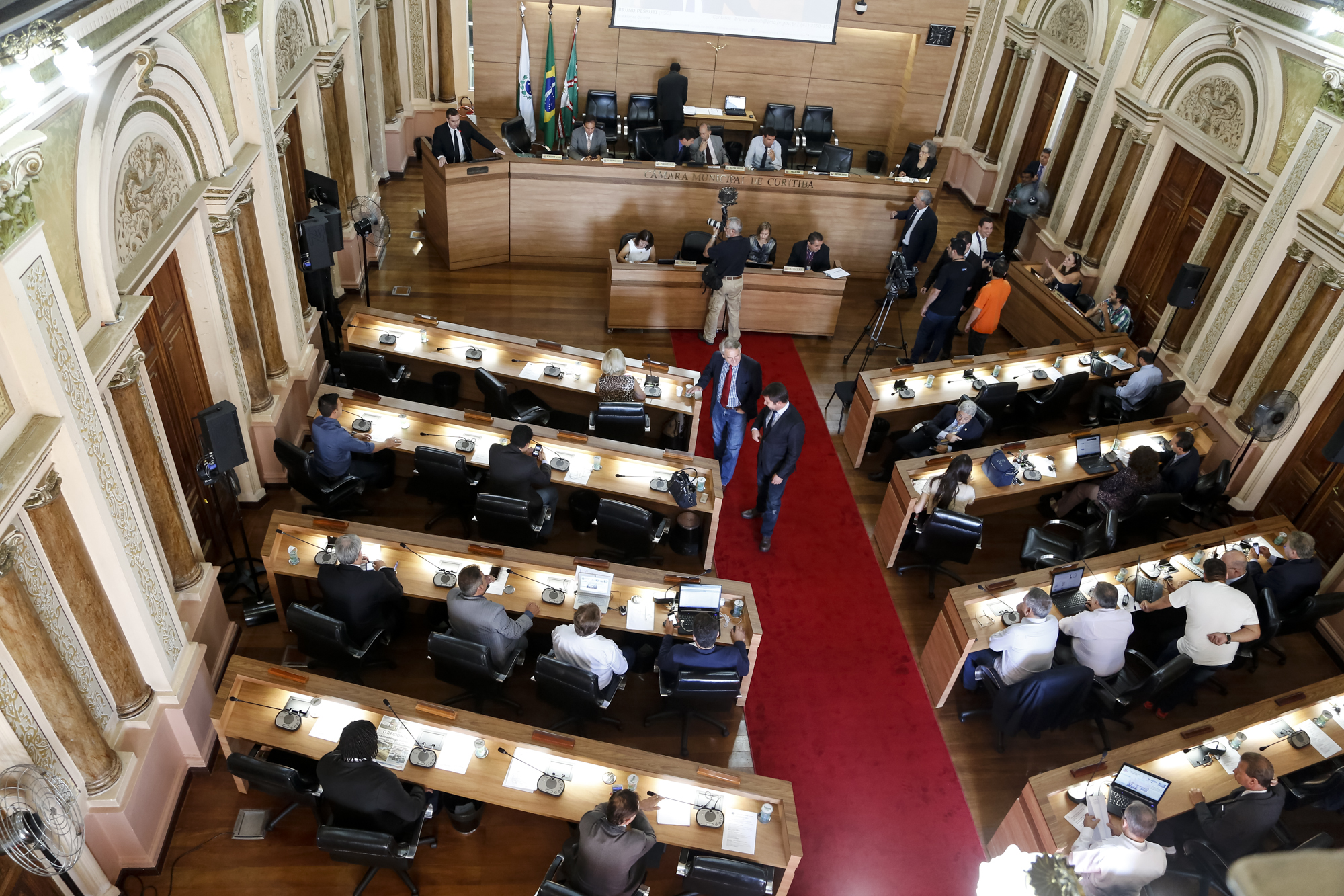 Sessão da Câmara em que o projeto foi aprovado: deputados estaduais e federais recebem 13.º salário. | Henry Milleo/Gazeta do Povo