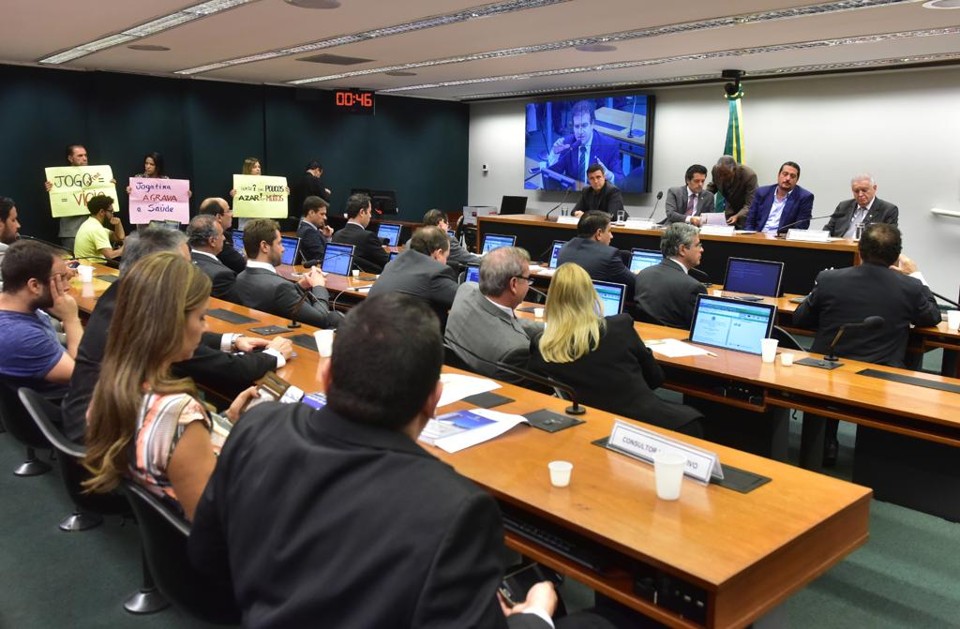 Deputados acenam diferenciação entre jogos de habilidade e jogos de azar Durante os debates envolvendo representantes de poker, ocorreram também protestos contrários a regulamentação dos jogos. | Zeca Ribeiro/Cãmara dos Deputados