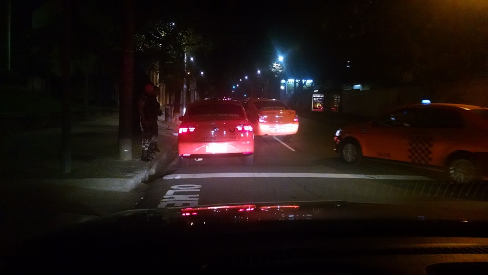 Imagem de um motorista do Uber que foi cercado por taxistas e só foi liberado com a ajuda da polícia militar. Durante a confusão, um dos taxistas fechou a porta em cima do braço da motorista do Uber, de 53 anos. | Arquivo pessoal/