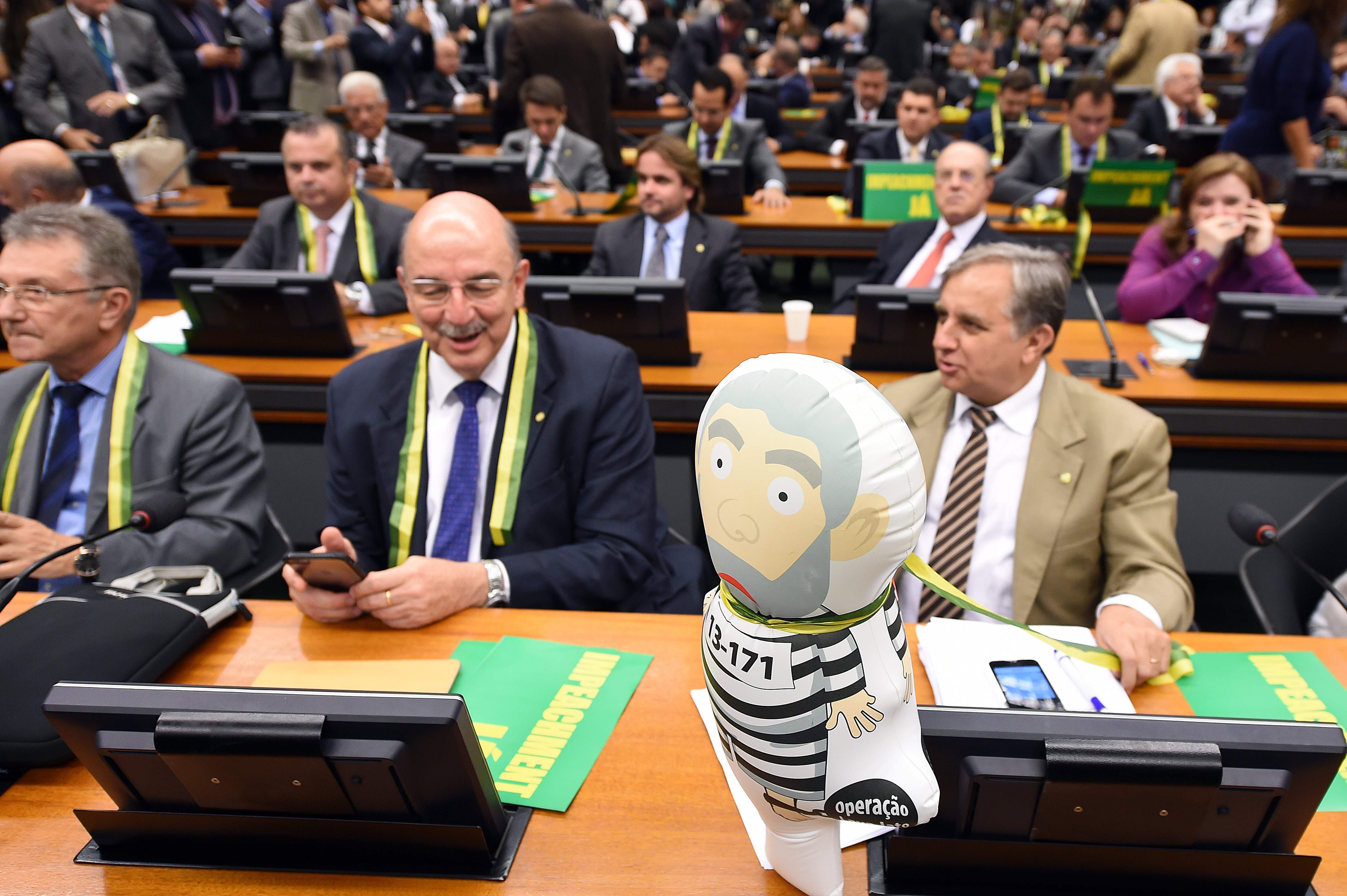 Deputados levam o Pixuleco, boneco do ex-presidente Lula para a reunião da comissão do impeachment. | Evaristo Sá/AFP