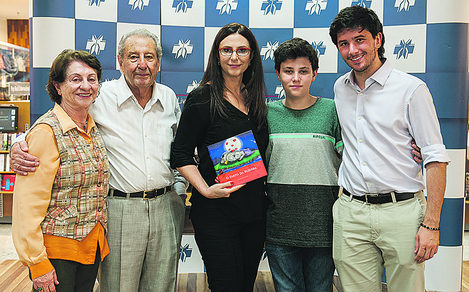 A empresária Denise Remor com os pais, Arlette e Anilio Remor, e os filhos João Caetano e Victor Caetano Branco no lançamento de seu livro infantil O Parto da Bezerra, na última segunda-feira, nas Livrarias Curitiba do ParkShoppingBarigüi. | Divulgação