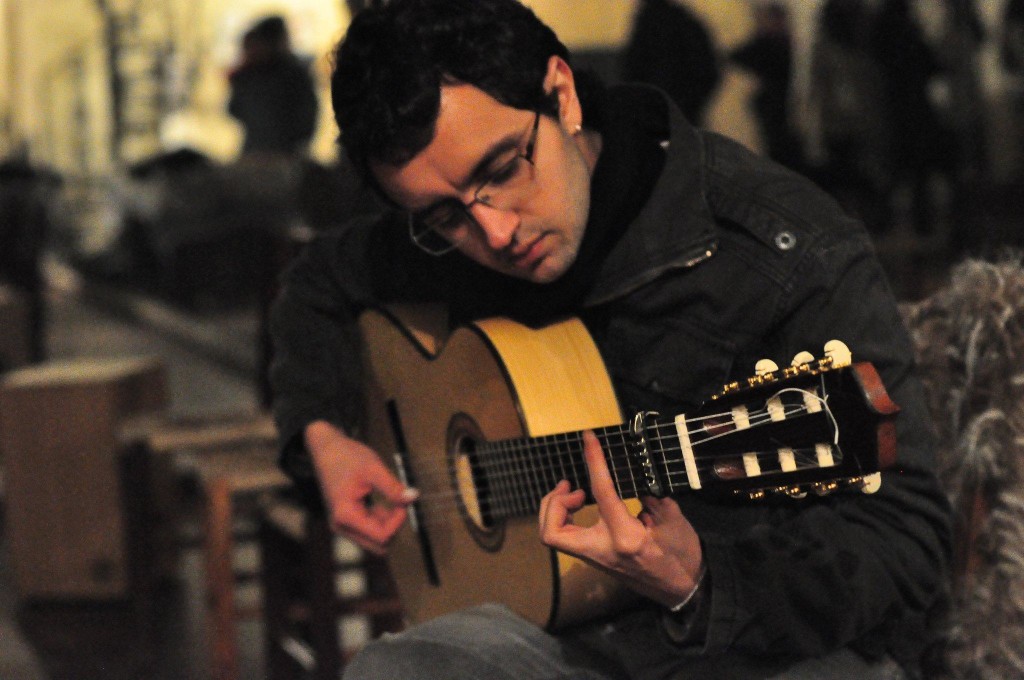O músico Alê Palma e a guitarra flamenca. | Divulgação