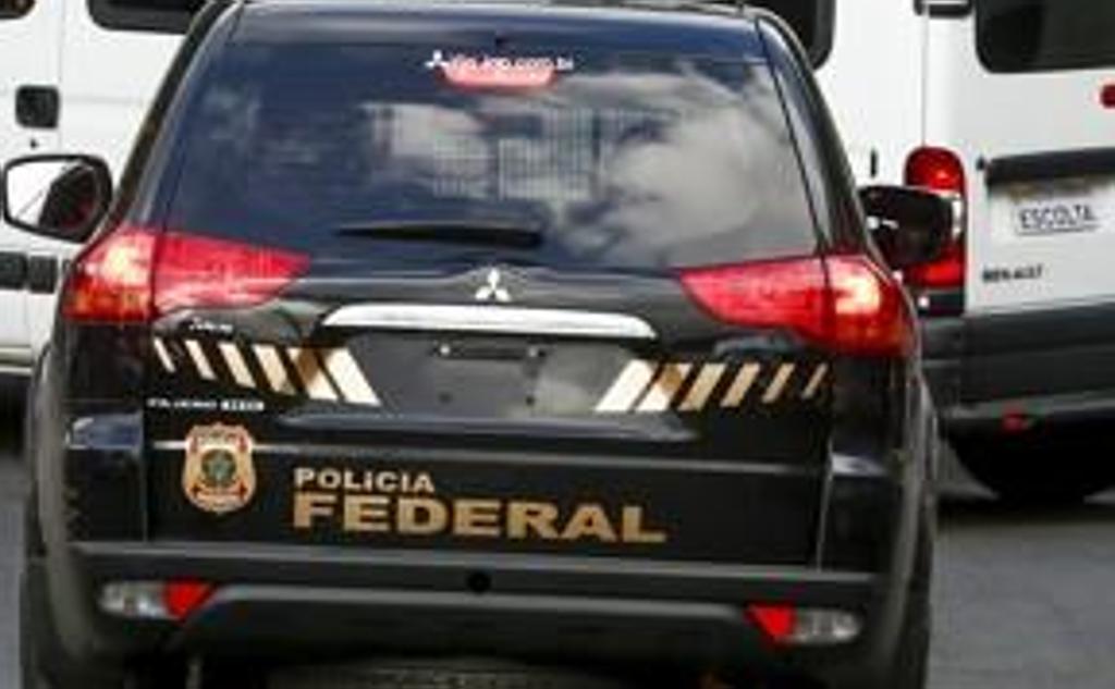 Agentes da PF fazem transferência de presos da Lava jato |