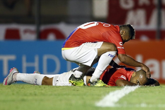 Lúcio Flávio é consolado por Válber após perder a chance de ampliar o resultado na Vila Capanema | Albari Rosa/Gazeta do Povo