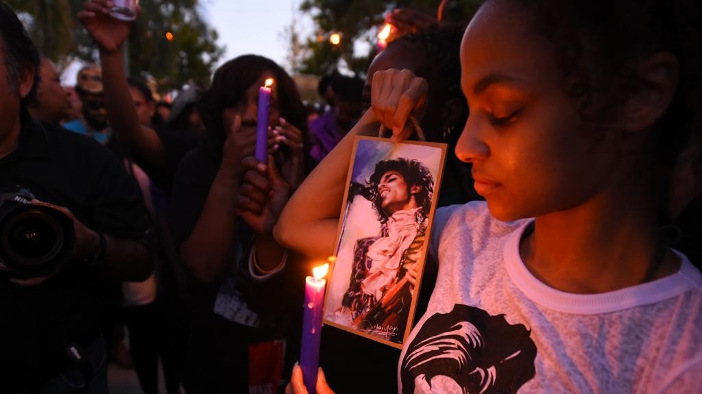 Fãs homenageiam Prince em Minneapolis