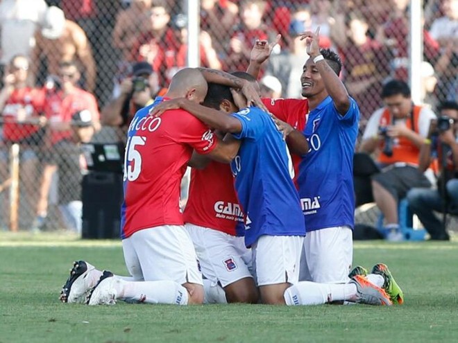 Jogadores do Paraná comemoram gol de Nadson no primeiro tempo. | Henry Milleo/Gazeta do Povo