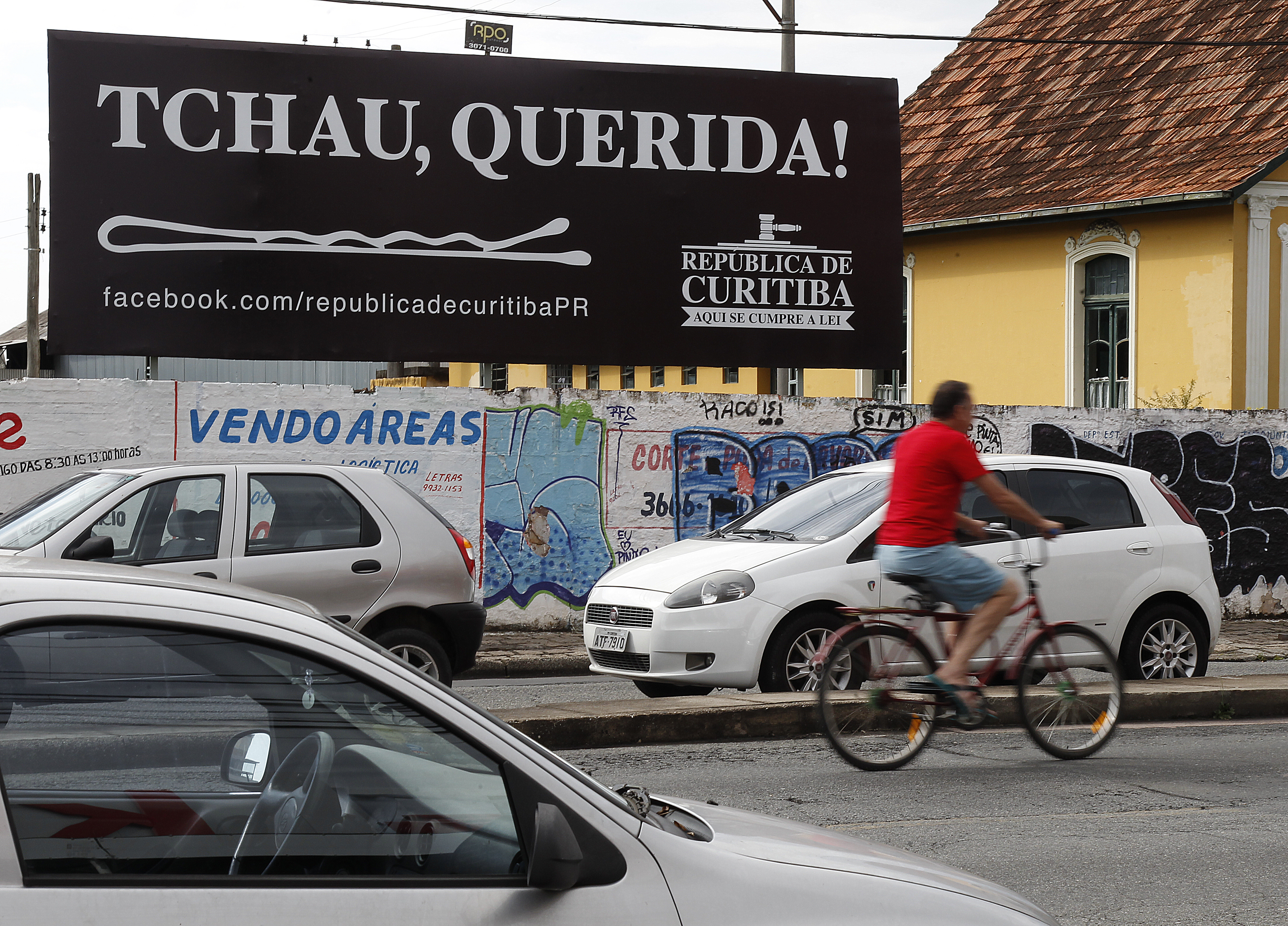 Em Curitiba, outdoors já enviam mensagem de despedida a Dilma antes mesmo da votação do impeachment | Aniele Nascimento/Gazeta do Povo