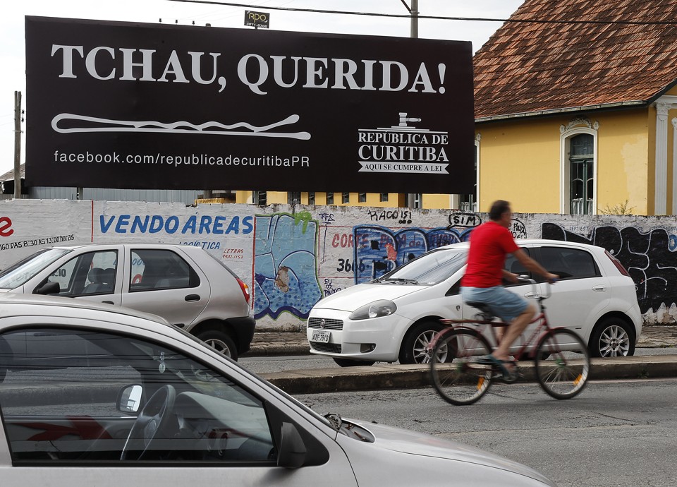 Empresários dizem “tchau” a Dilma às vésperas da votação do impeachment Em Curitiba, outdoors já enviam mensagem de despedida a Dilma antes mesmo da votação do impeachment | Aniele Nascimento/Gazeta do Povo