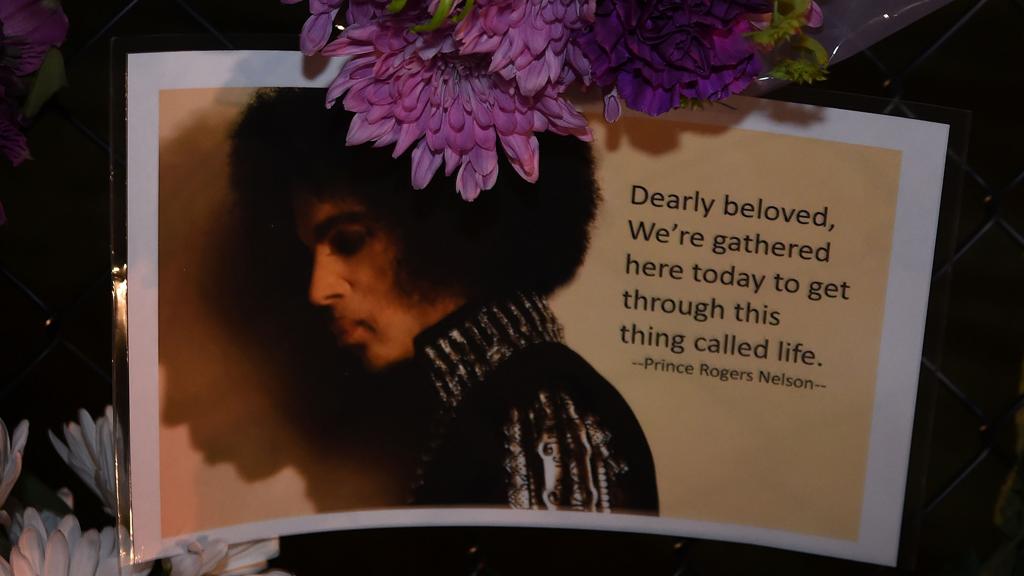Homenagem a Prince deixada por fã em Minneapolis | Mark Ralston/AFP