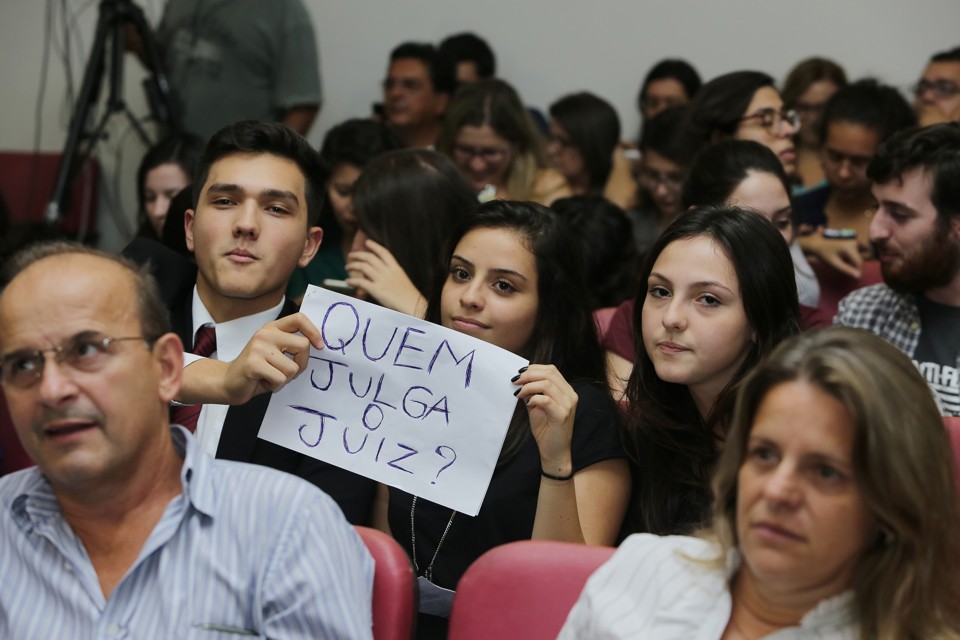 Protesto na UFPR contra Moro questionou a isenção do juiz da Lava Jato. | Giuliano Gomes/Folhapress