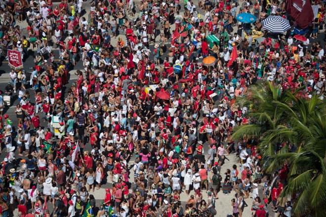 Apoiadores do governo da presidente Dilma Rousseff se reúnem na praia de Copacabana, no Rio de Janeiro | CHRISTOPHE SIMON/AFP