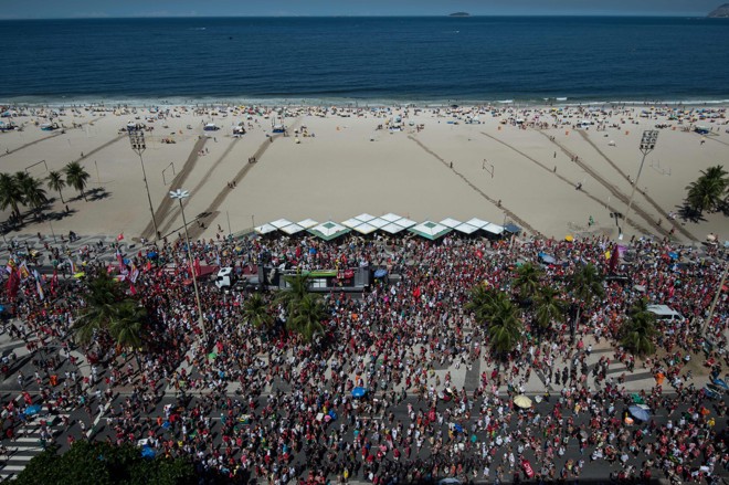 Praia de Copacabana , no Rio de Janeiro, é palco de manifestação de pessoas contrárias ao impeachment. | CHRISTOPHE SIMON/AFP
