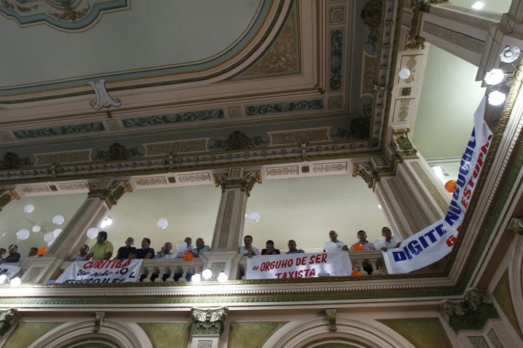 Cerca de 200 pessoas acompanham a votação do projeto que proíbe o Uber, a maioria taxistas, categoria que se vê ameaçada pela concorrência de serviços como o do aplicativo. | Antonio More/Gazeta do Povo